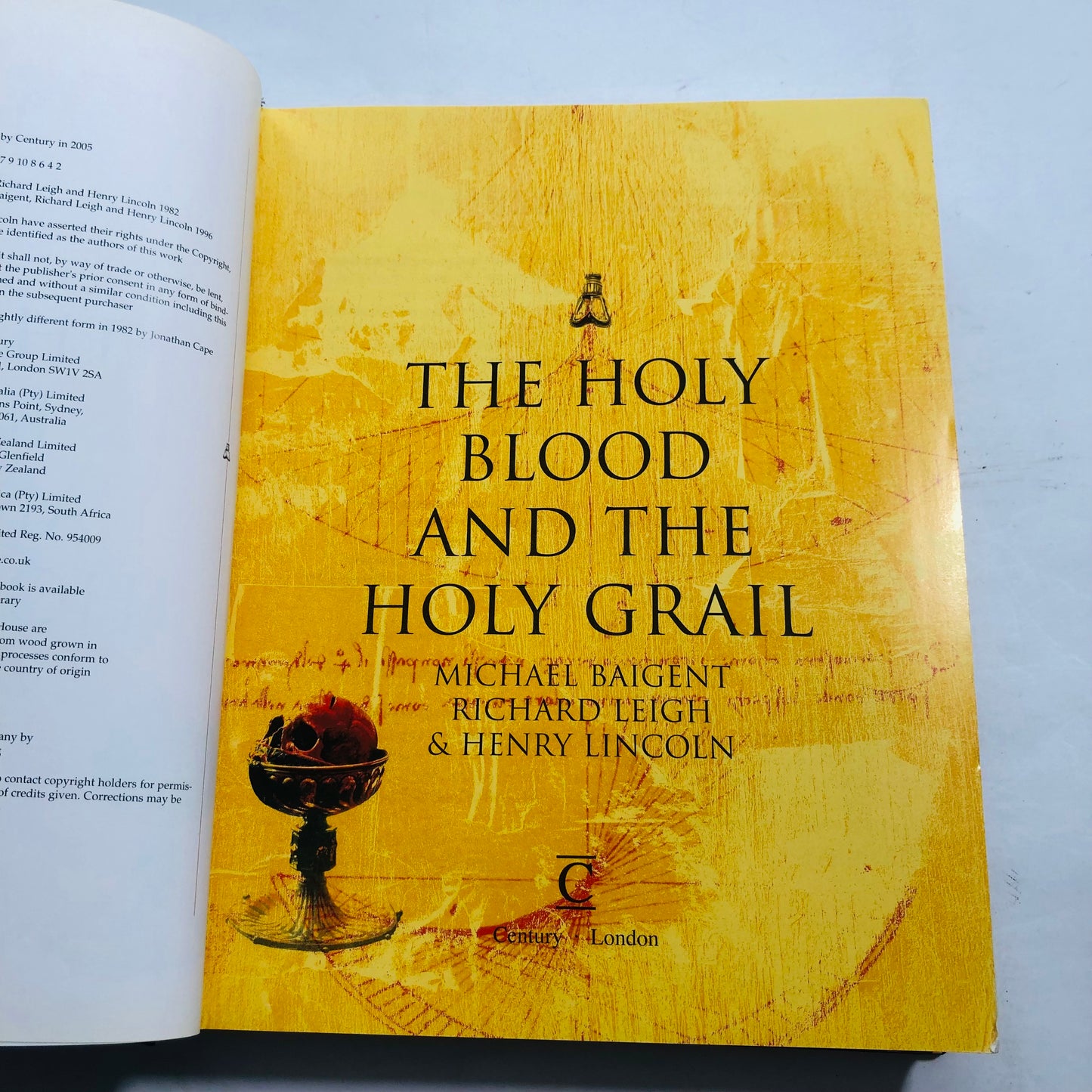 The Holy Blood and the Holy Grail – Michael Baigent, Richard Leigh, Henry Lincoln